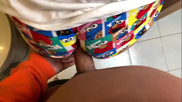 Hermanastro no me la metas por el culo me duele mucho | mi hermanastro entra al baño mientras me cepillo los dientes y me exita mucho sentir su pene duro | buenos dialogos