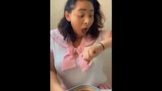 Tiktok caliente linda colegiala corre con sus grandes tetas saltando